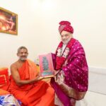 ପେଜାୱର ମଠର ଶ୍ରଦ୍ଧେୟ ସନ୍ଥ ଶ୍ରୀ ବିଶ୍ୱପ୍ରସନ୍ନ ତୀର୍ଥ ସ୍ୱାମୀ ଜୀଙ୍କୁ ଭେଟିଲେ ଗୃହମନ୍ତ୍ରୀ